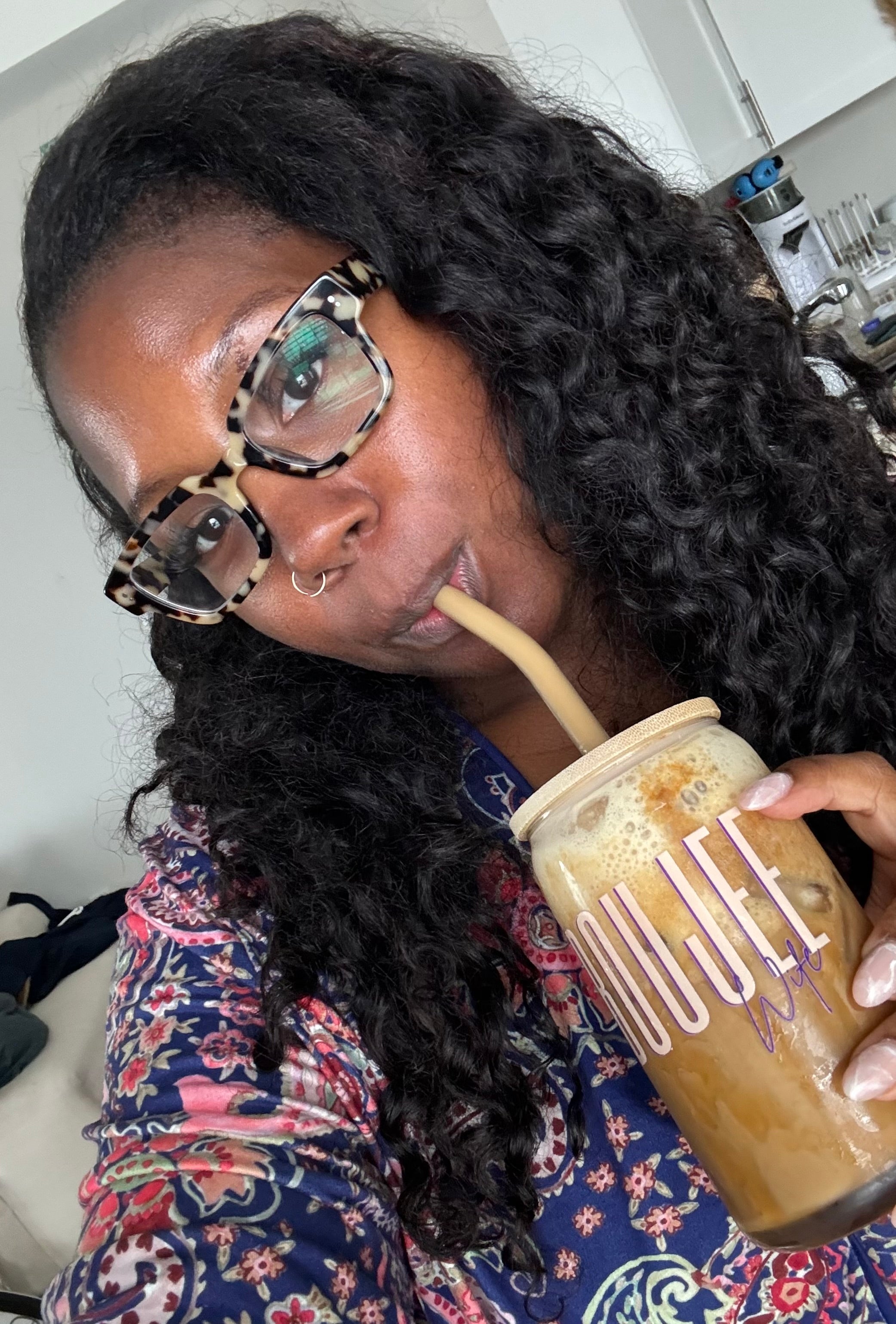Boujee glass with bamboo lid and glass straw Prosper with a tee